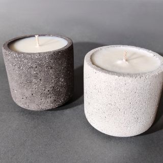 Designová sójová svíčka v betonové nádobě – přírodní, ručně vyráběná a jedinečná. Naše svíčky v betonu, najdete také v...