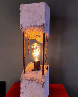 Syrová krása betonu❤ Betonová lampa, která neschovává svoje jizvy. Každý pór, každá nedokonalost a každý otisk formy je...